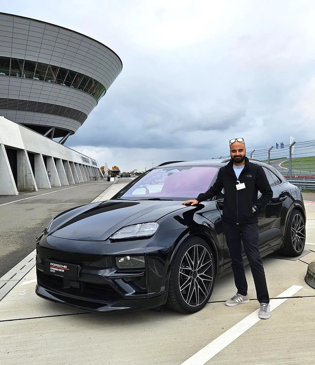 JET BLACK METALLIC Macan EV Photos Thread | Macan EV Forum, News, Info